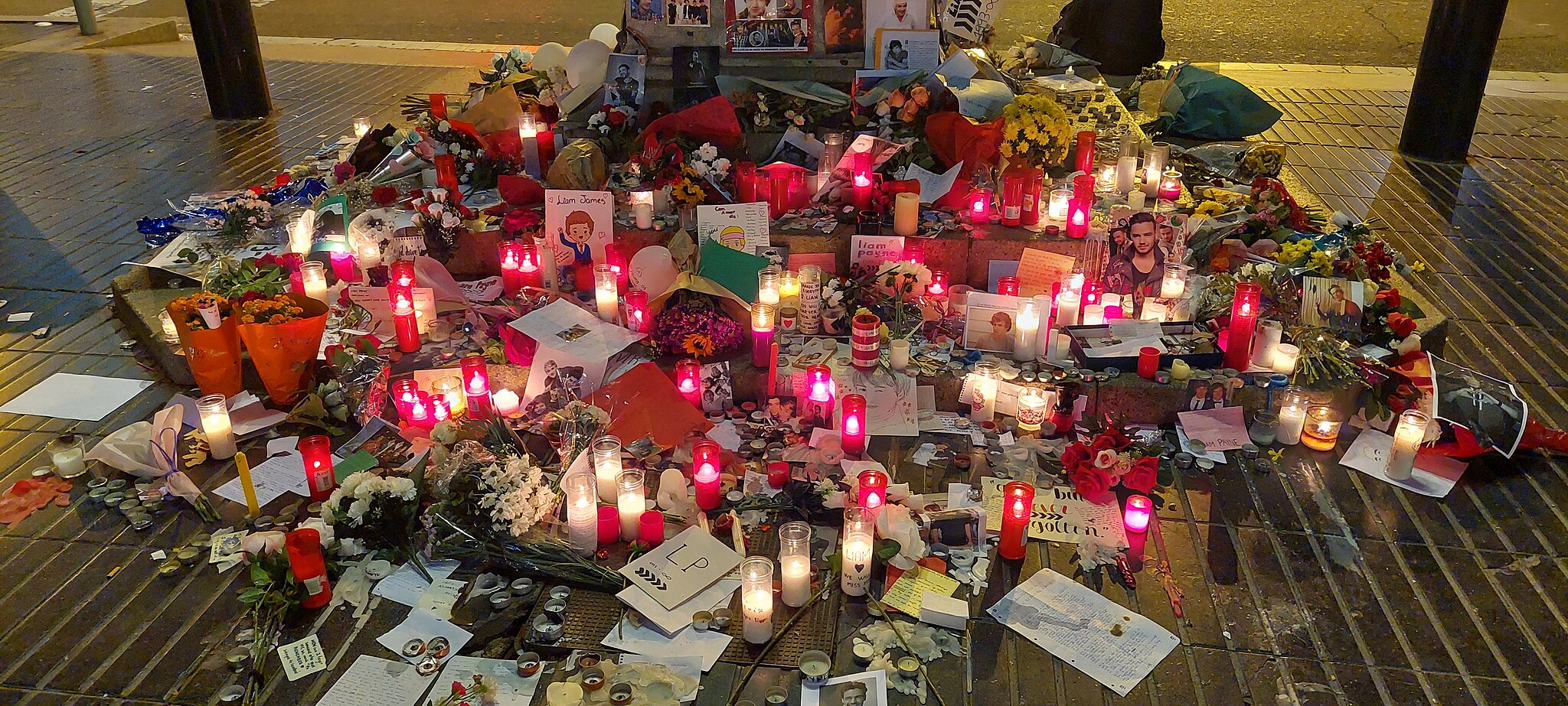 One of the many memorials fans organized for Liam Payne (La Rambla in Barcelona, Spain)