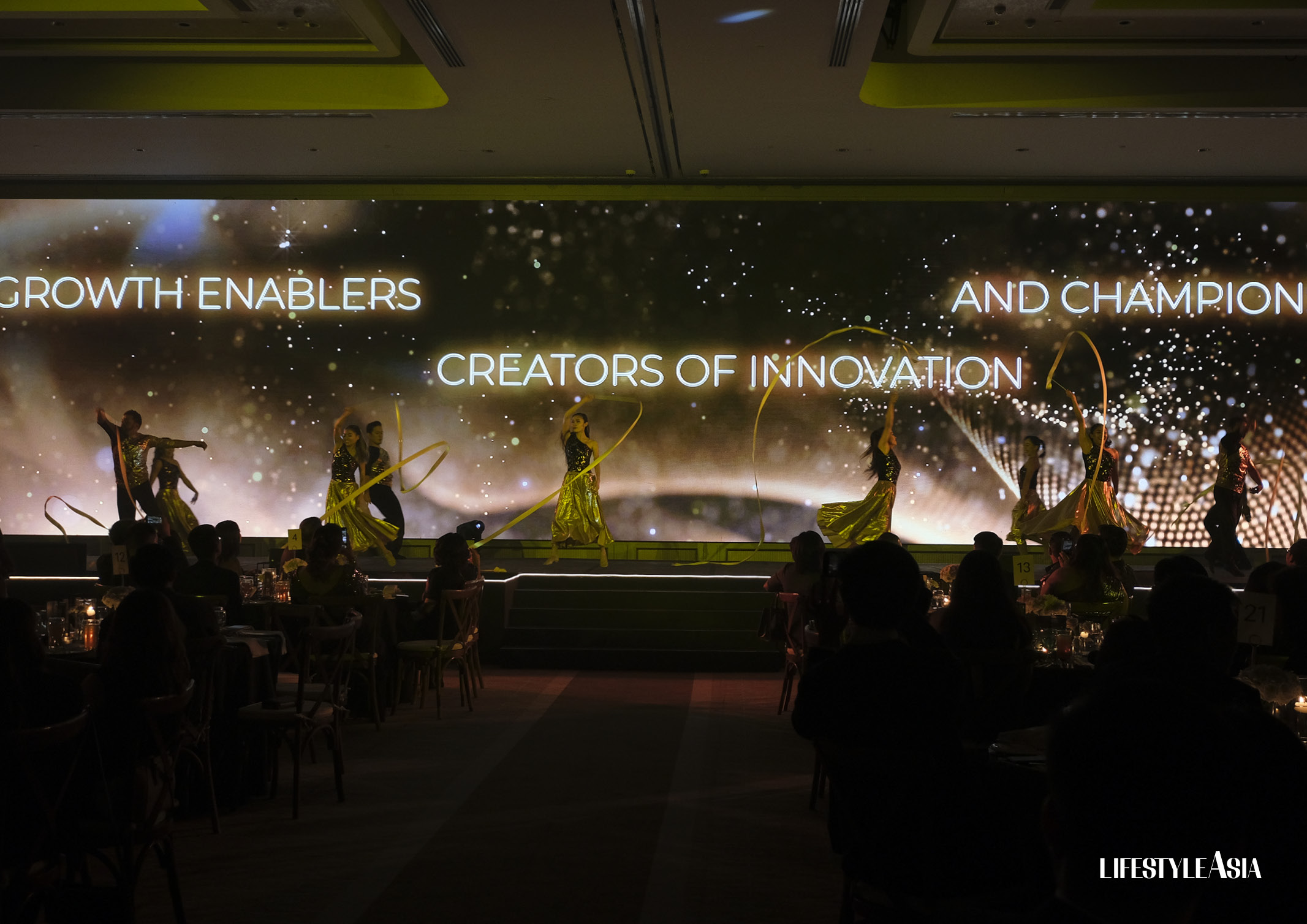 Performers from Ellipsis showcased hypnotic contemporary dance performances in honor of the Golden Grab Awards 2024