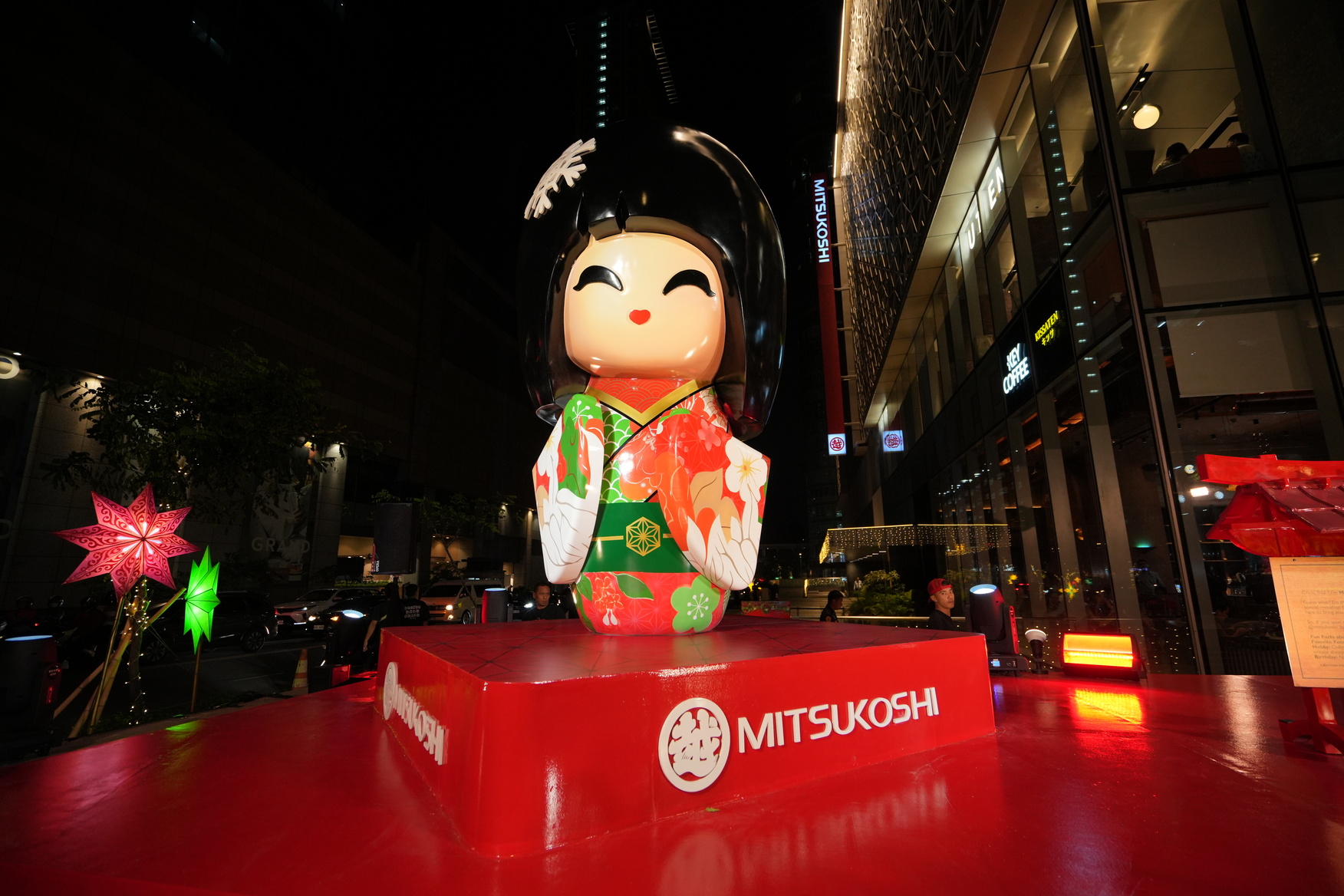 Mitsukoshi's charming kokeshi doll Mitsuko and the famous Lion Statue from Mitsukoshi's Nihombashi store grace Mitsukoshi BGC