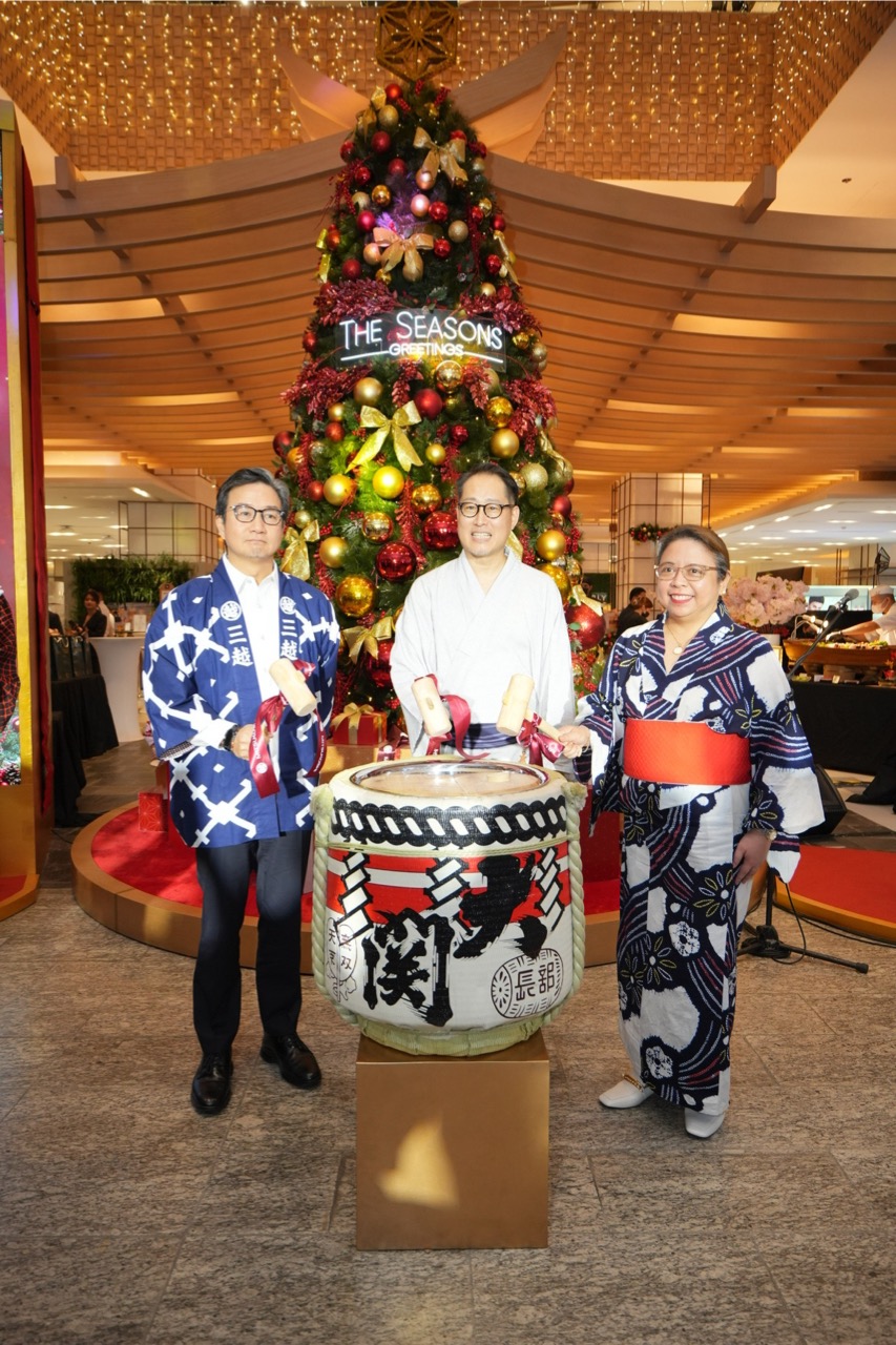 The Kagami Biraki ceremony led by chairman of Federal Land Inc., Alfred Ty; Mitsukoshi BGC’s general manager, Yoji Kawaguchi; and Federal Land Inc. Commercial Business Group head, Charmaine Bauzon