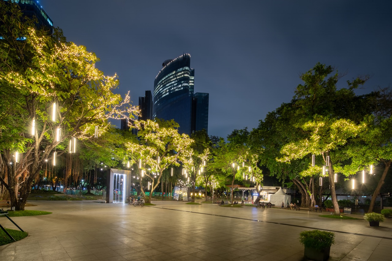 Spanning the entire stretch of Ayala Avenue, at 1.9 kilometers, this year’s theme features a new design approach on traditional Filipino symbols. Trees adorned with Kapampangan parol-inspired patterns twinkle alongside beloved classics, such as stars and capiz-adorned lights. Overall, the enchanting display honors the beauty and intricacy of Filipino heritage.