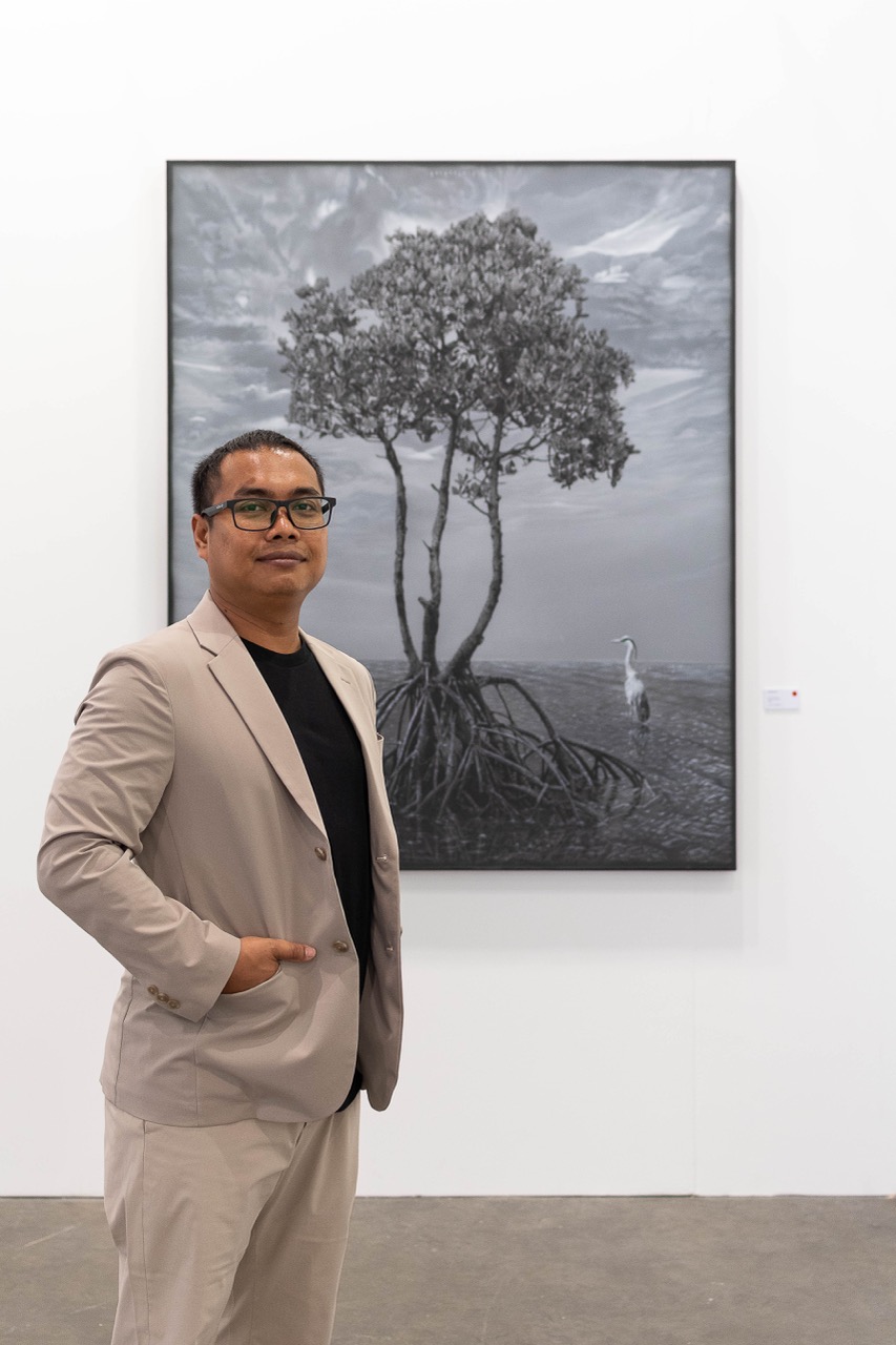 Known for his natural landscapes, Arnold Lalongisip is venturing beyond his usual subjects through a collection of cityscape pieces in The Madrid Collection; "Monumento Alfonso I"