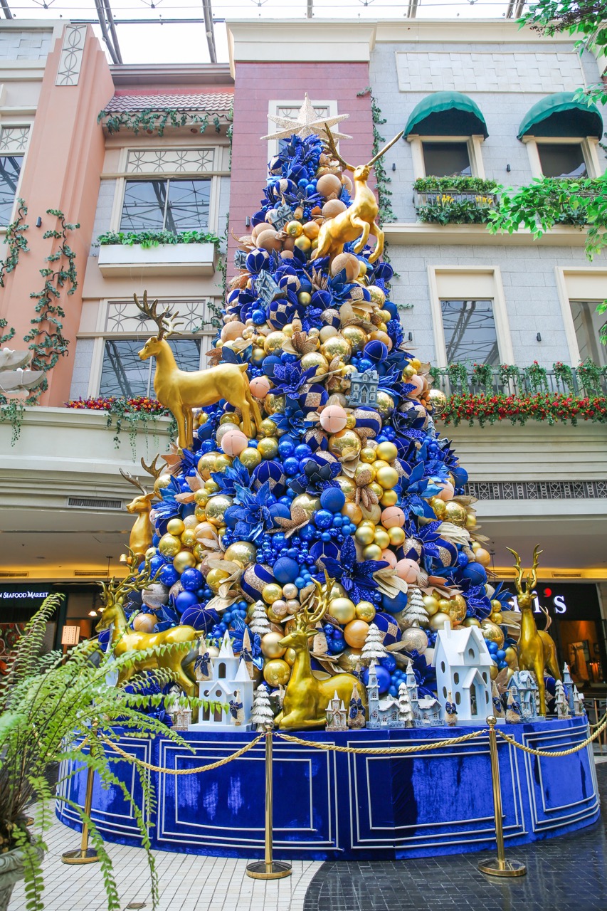 Christmas came alive during the official lighting ceremony of Newport World Resorts' blue and gold tree
