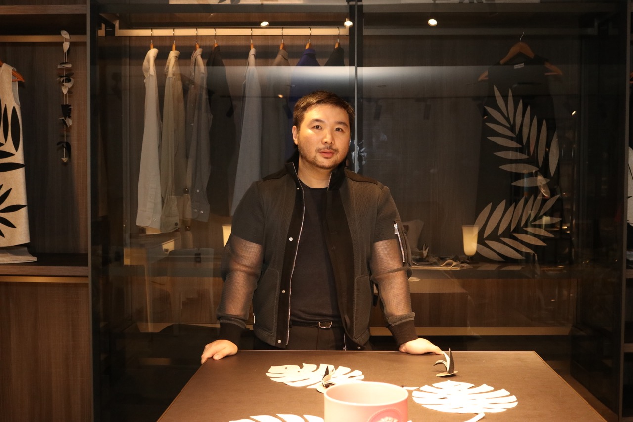Sidney Yap showcasing the capabilities of MisuraEmme's customizable and elegant walk-in closets