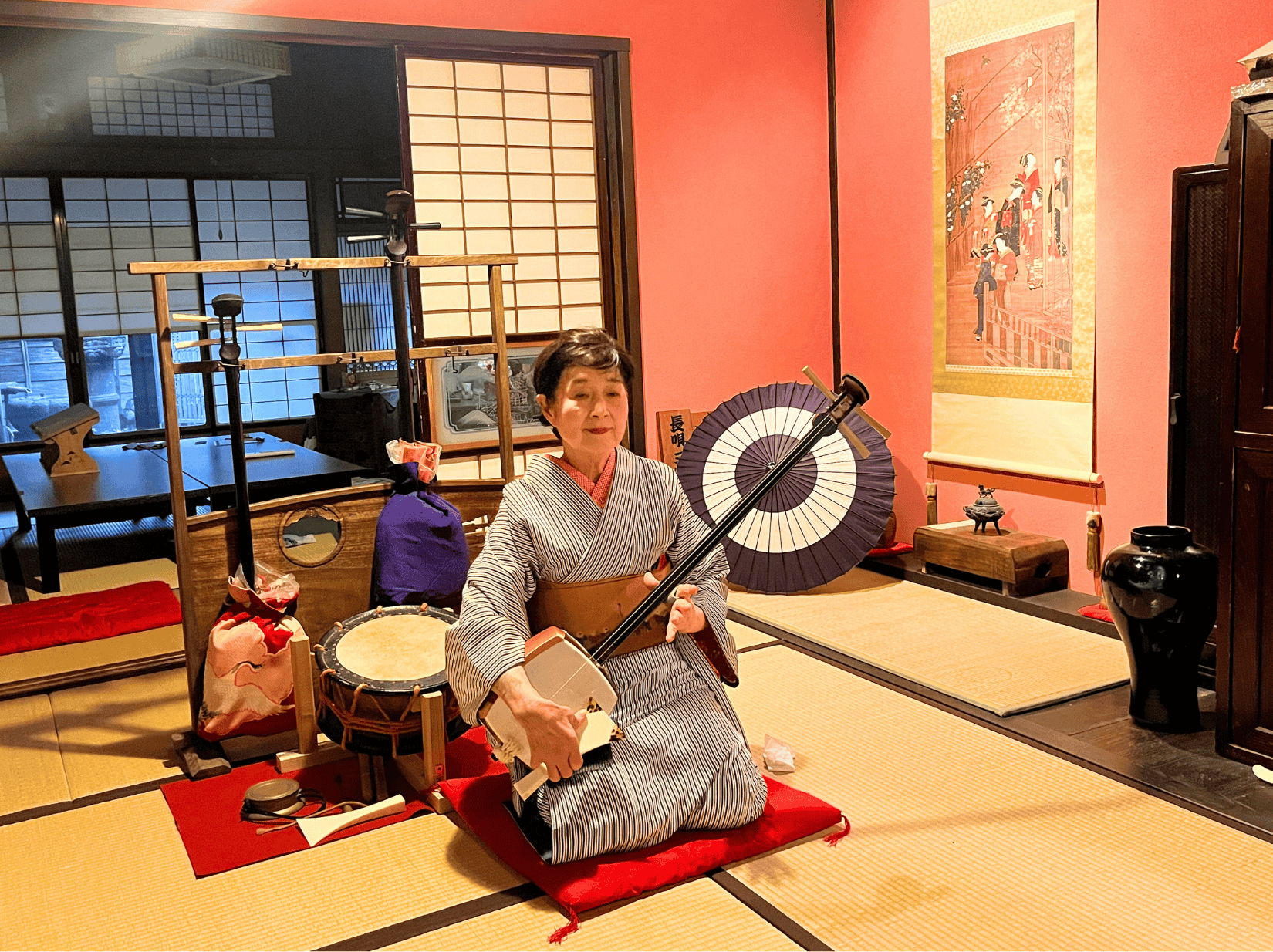 Ms. Naganuma of Takeyoshi teahouse delivered a captivating traditional shamisen performance
