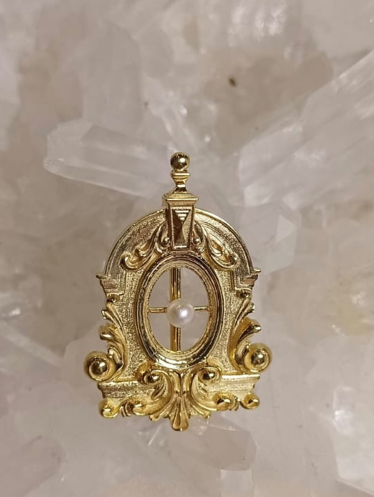 Brooch cadre with one pearl in 14k yellow gold by Janina Dizon