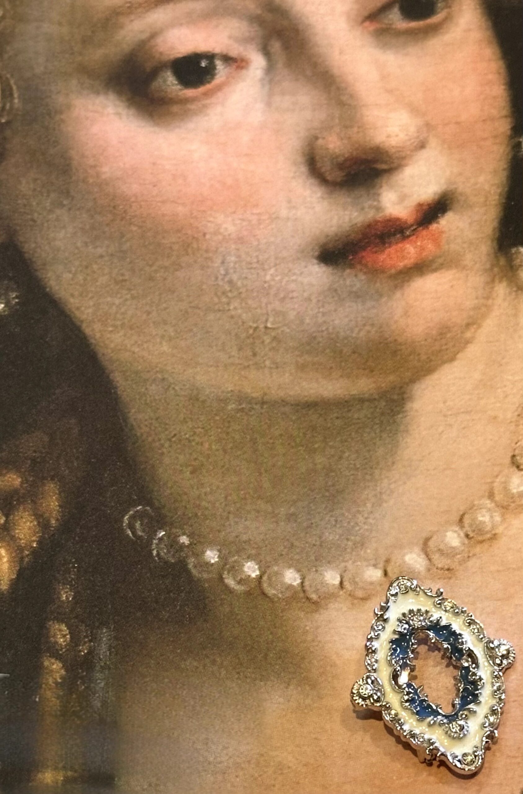 Pendant with brooch cadre and diamonds 0.12cts in 14k white gold with white blue enamel by Janina Dizon