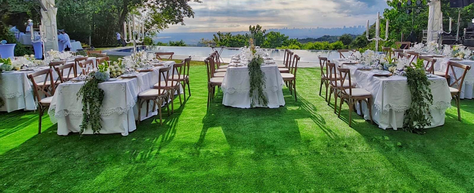 Effortlessly Elegant: Outdoor dining with stunning views / Photo courtesy of Marichelle Ligon