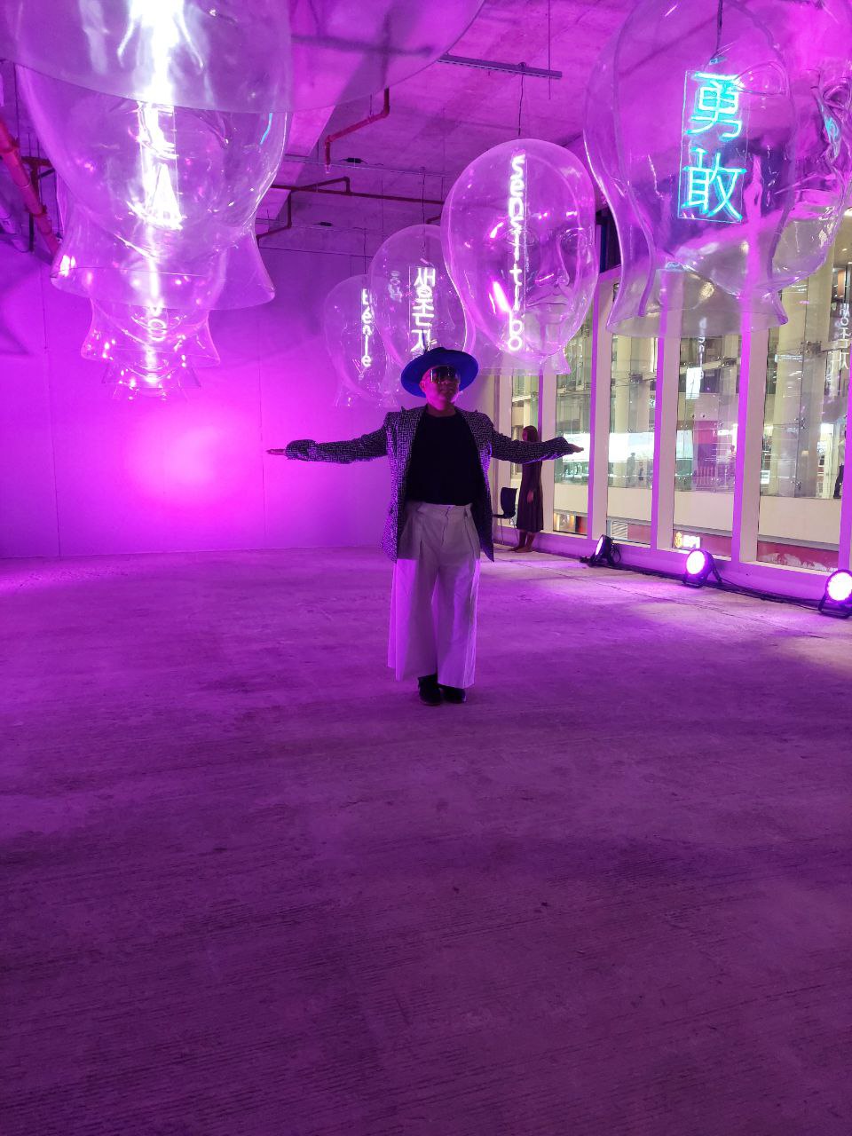 JEFRË with his installation "Talking Heads"