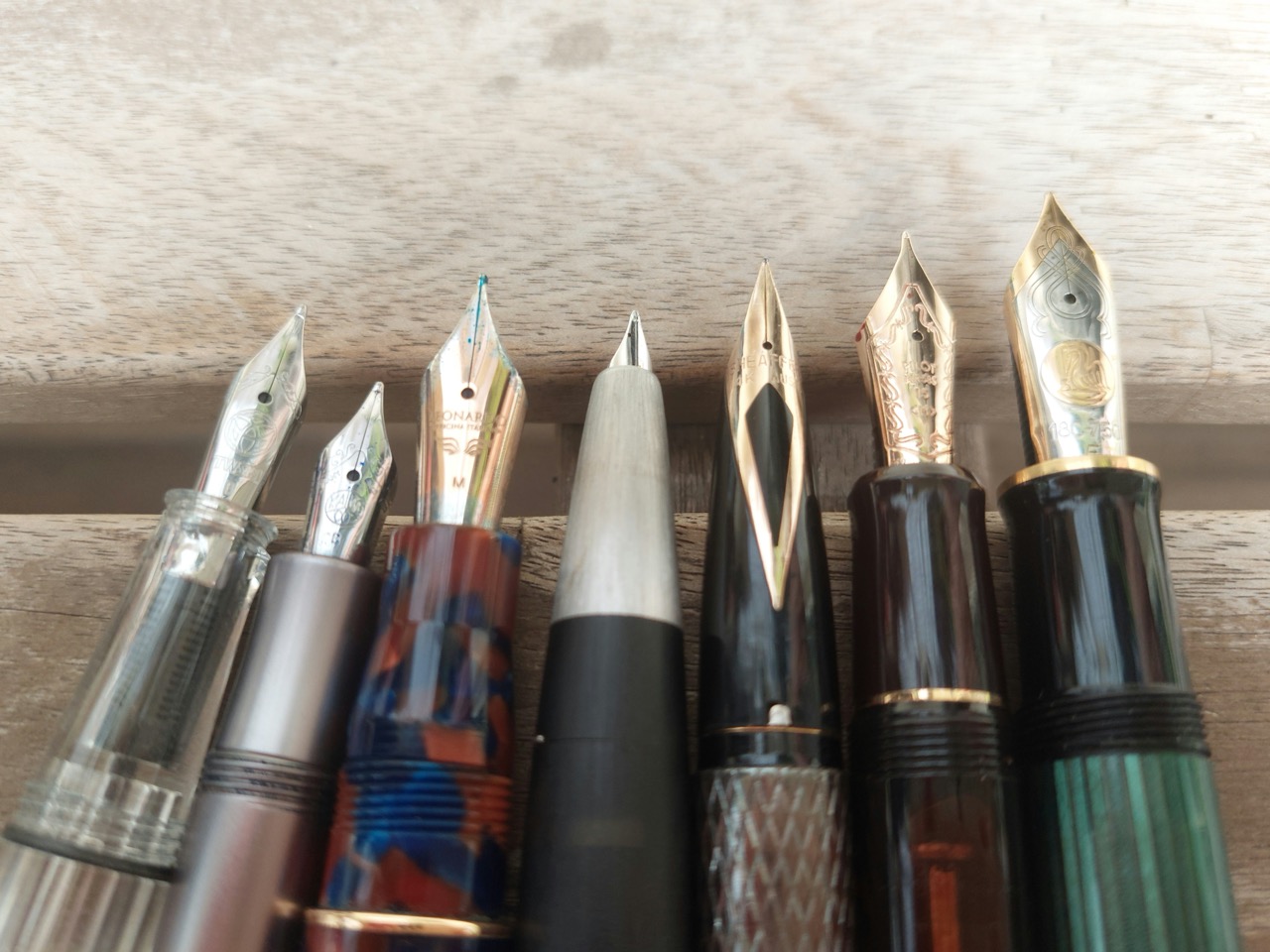 Nibs of the TWSBI ECO (broad, stainless steel); Kaweco AL Sport (broad, stainless steel); Leonardo Officina Italiana Momento Zero (medium, stainless steel); LAMY 2000 (broad, 14K gold nib); Sheaffer Imperial (14K gold inlaid nib); Pilot Custom 823 (14K gold nib); and Pelikan Souverän M1000 (18K gold nib)