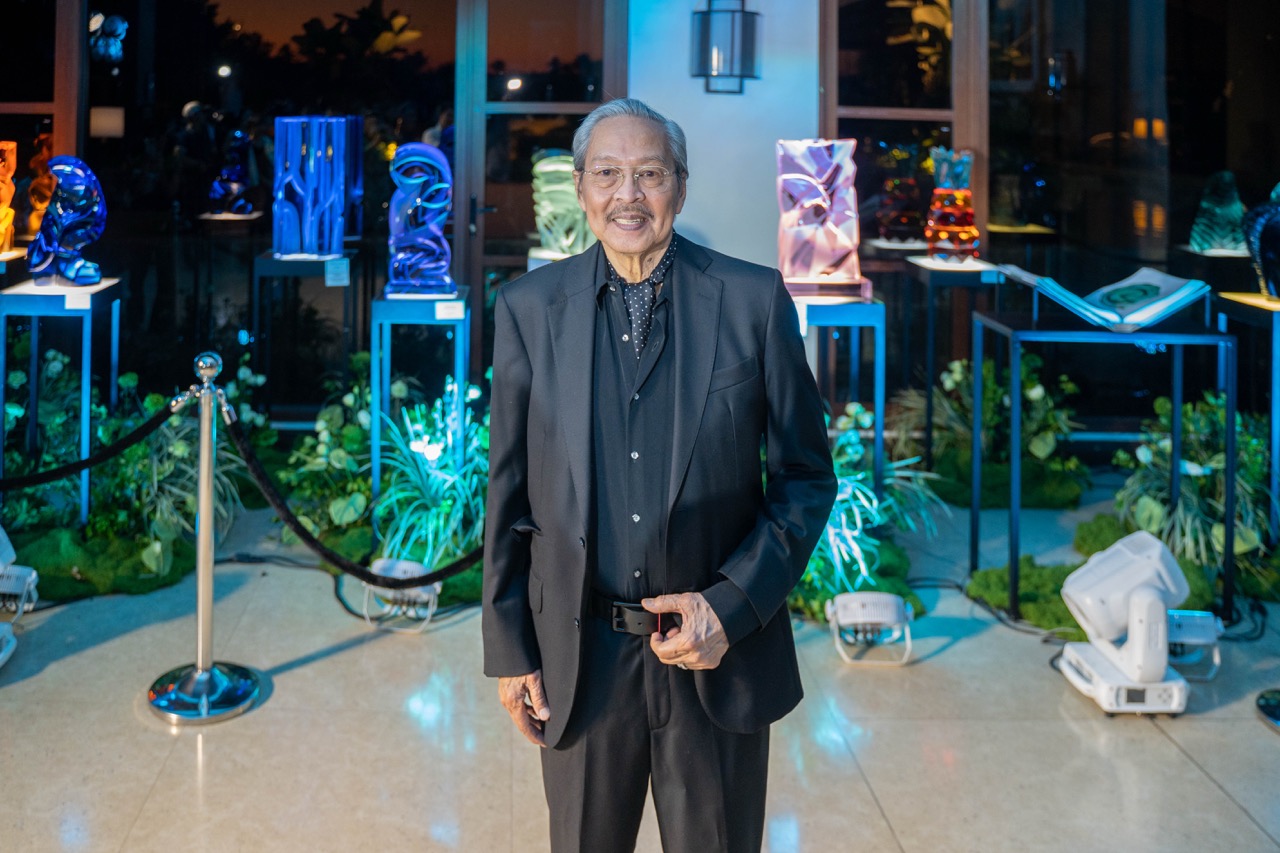 Ramon Orlina with his works