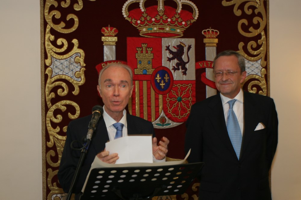 Sanso receiving the Distinguished King’s Cross of Isabela by King Juan Carlos I of Spain in 2007