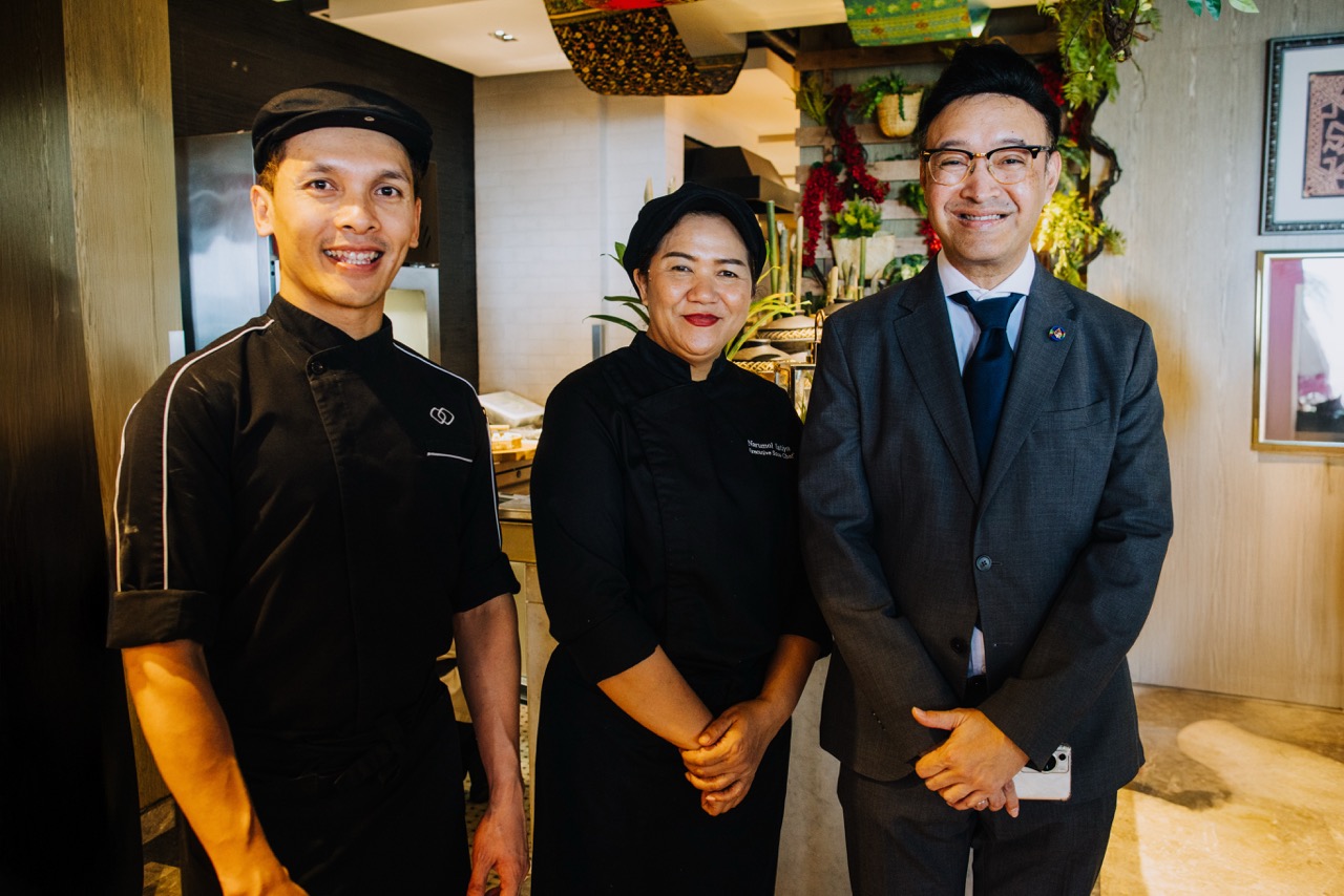  Rangsant Srimangkorn, Deputy Chief of Mission at the Royal Thai Embassy in Manila, attended the launch of the"A Taste of Thailand," pictured here with Chefs Art and Joy