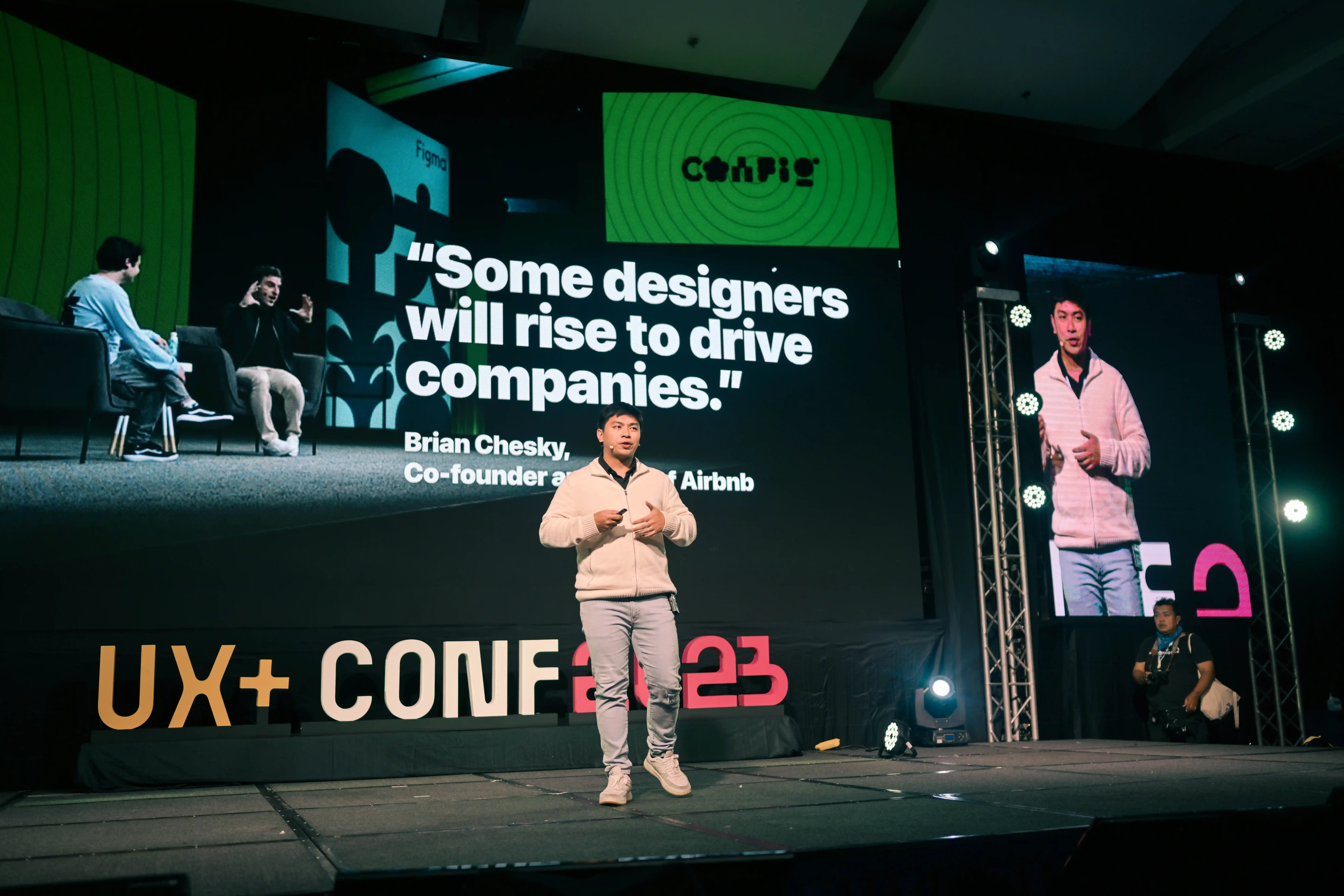 Alexis Collado speaking at a UX conference 