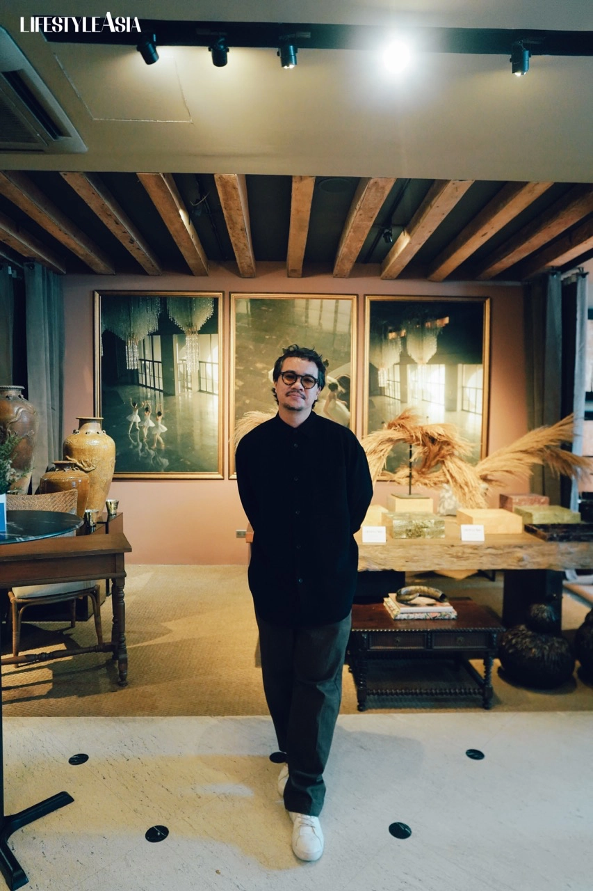 Artu Nepomuceno with his works