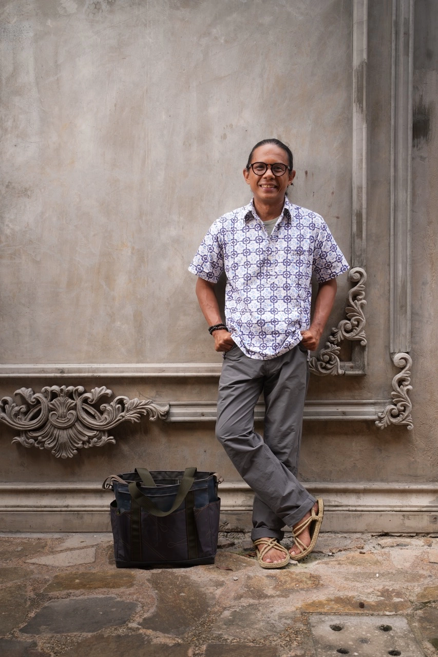 Project Nova's Rey Donaire proudly showcasing one of the initiative's lovely bags, made using materials from discarded kayaks ArteFino Fair 2025