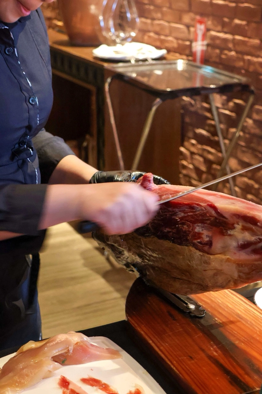 Txanton master carver with a Jamón Ibérico de Bellota