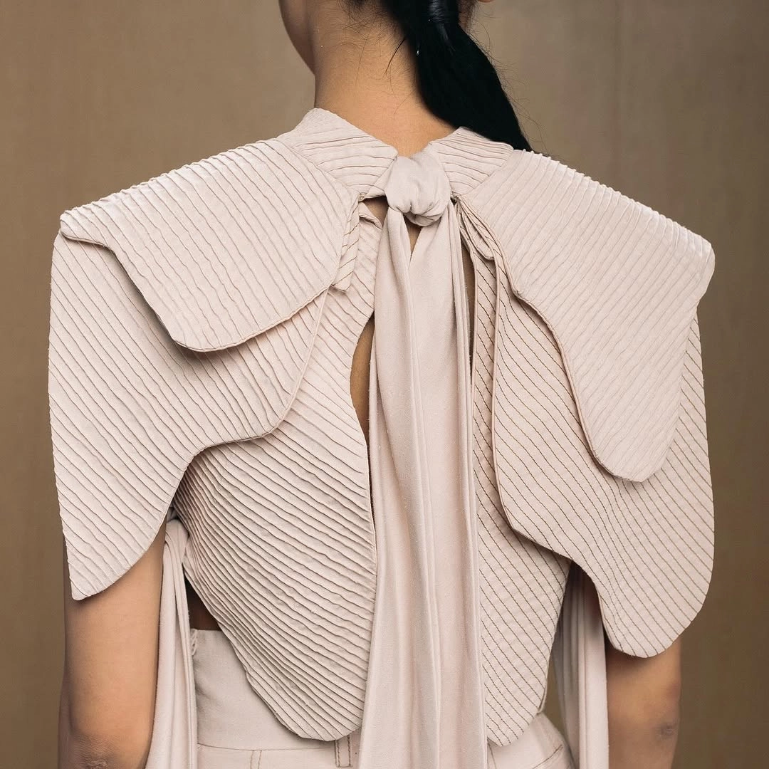 How Pleats Became One Of Fashion’s Most Practical Details / Photo via Vina Romero