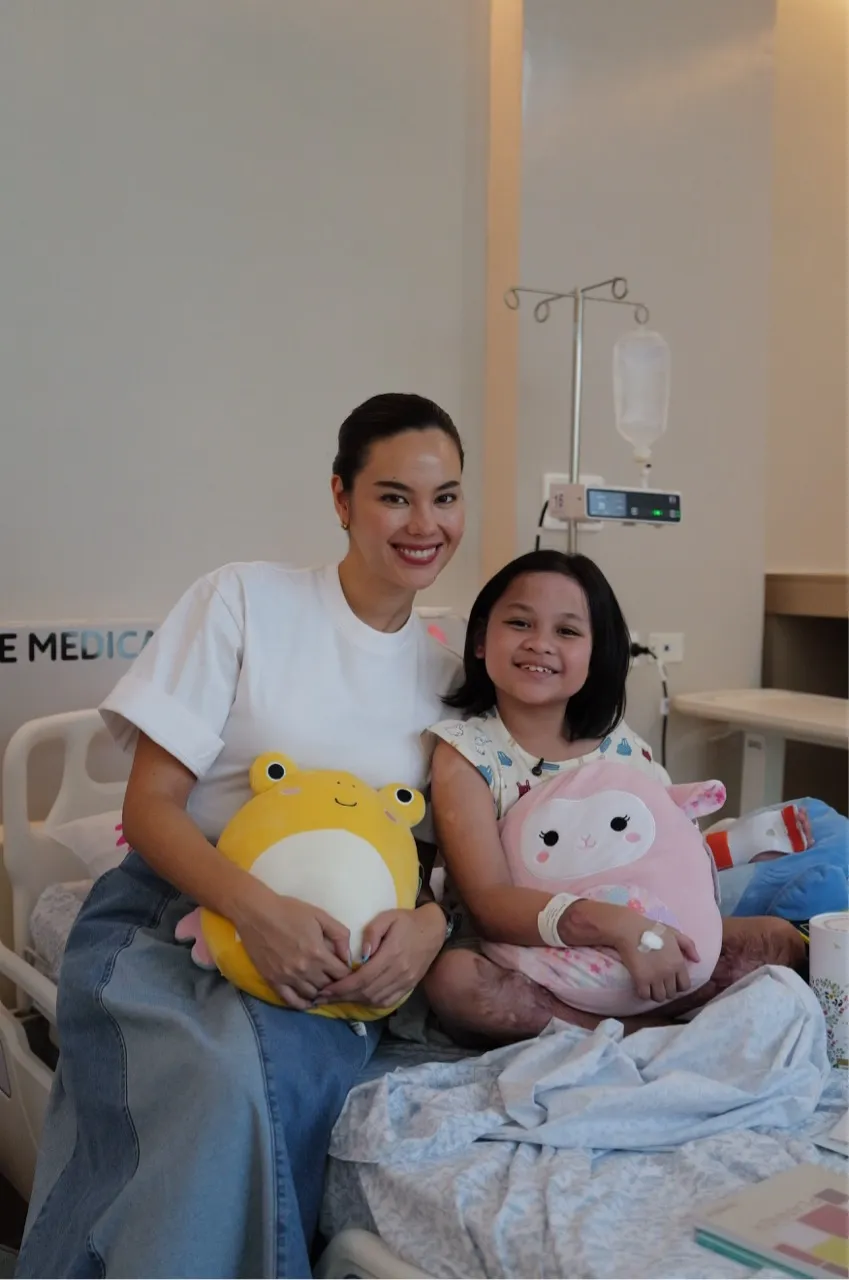 Catriona Gray with Sophia Abalon, one of "The First Seven" patients of Belo Medical Group Belo Scar Project