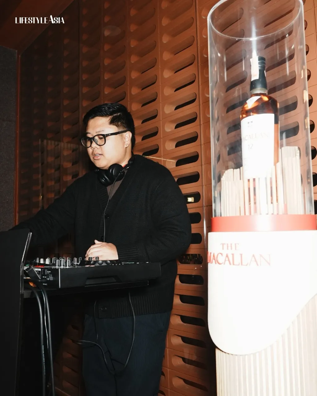 LA Crave DJ Seen filled the evening with fresh beats that kept the party alive