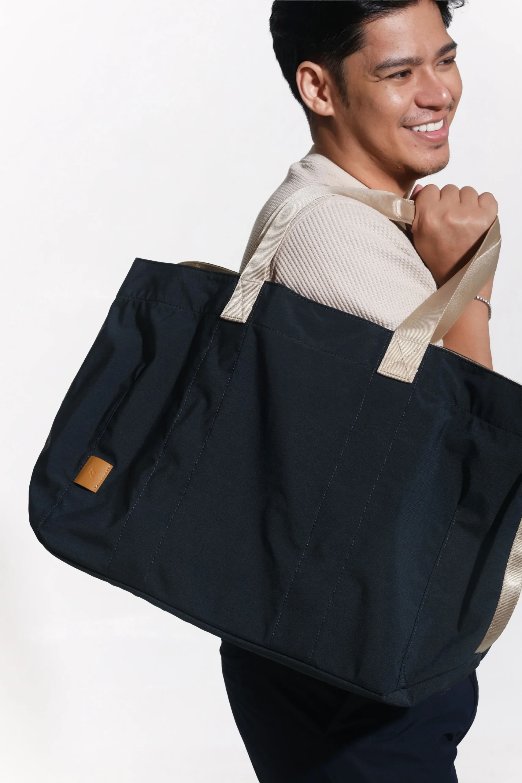 Arj Madarang wears the Niru City Tote in Indigo