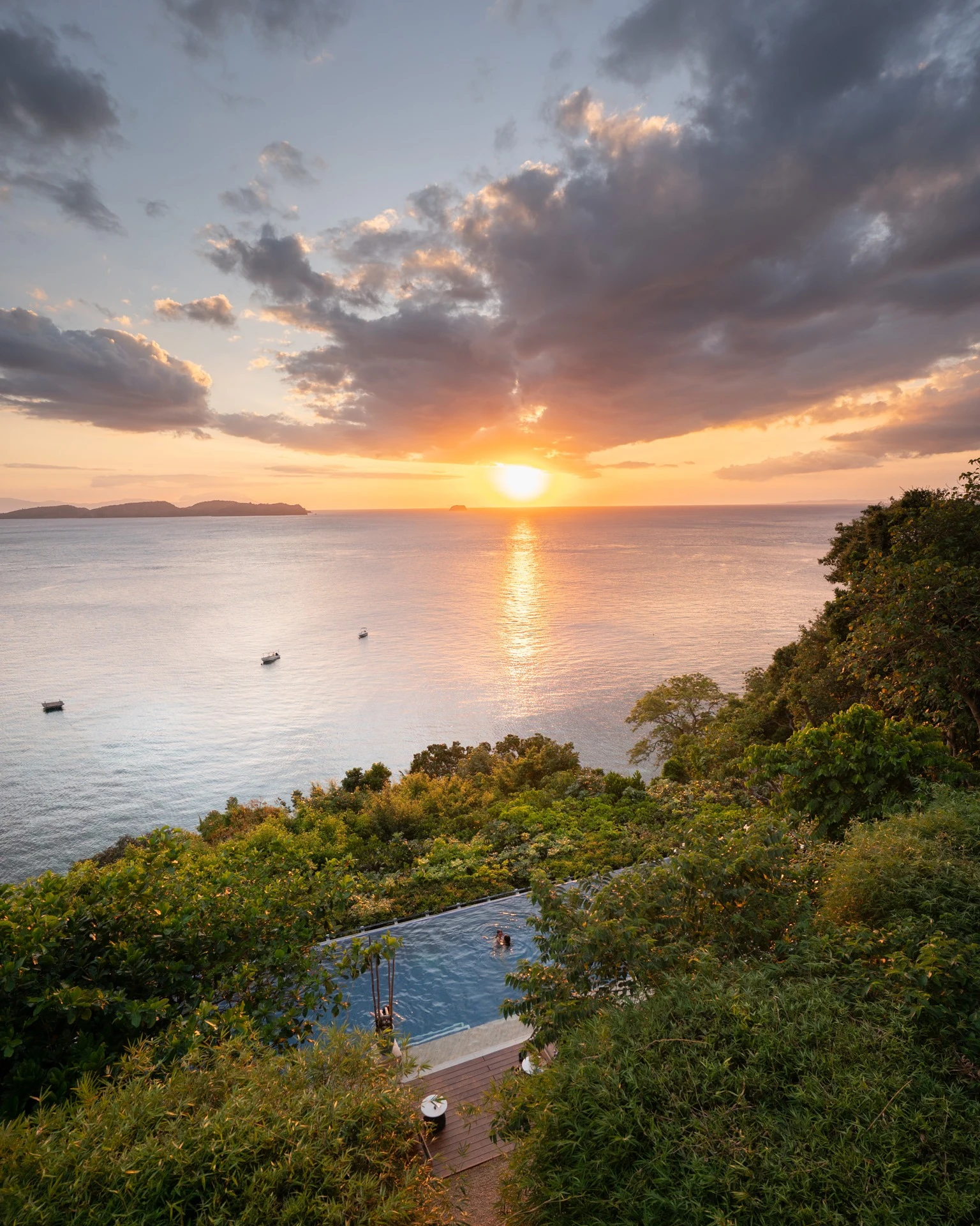 A view of the sunset by Vivere Azul's infinity pool