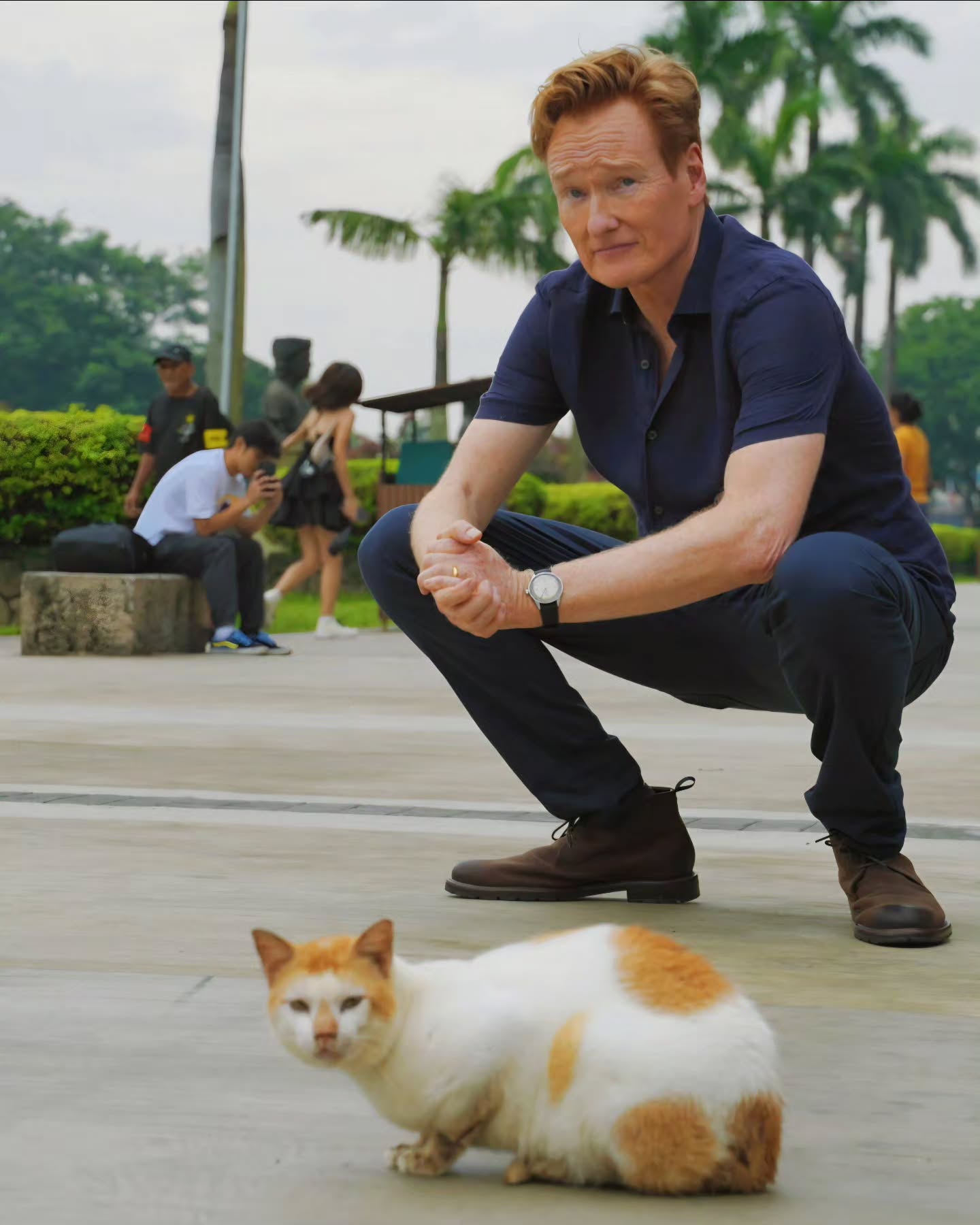 Conan O'Brien hangs out with a stray cat in Luneta Park