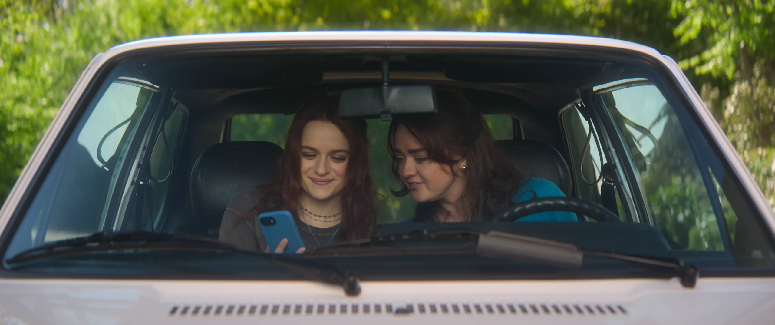 Joey King and Maisie Williams play Owens sisters and daughters to Sally, Kylie and Antonia