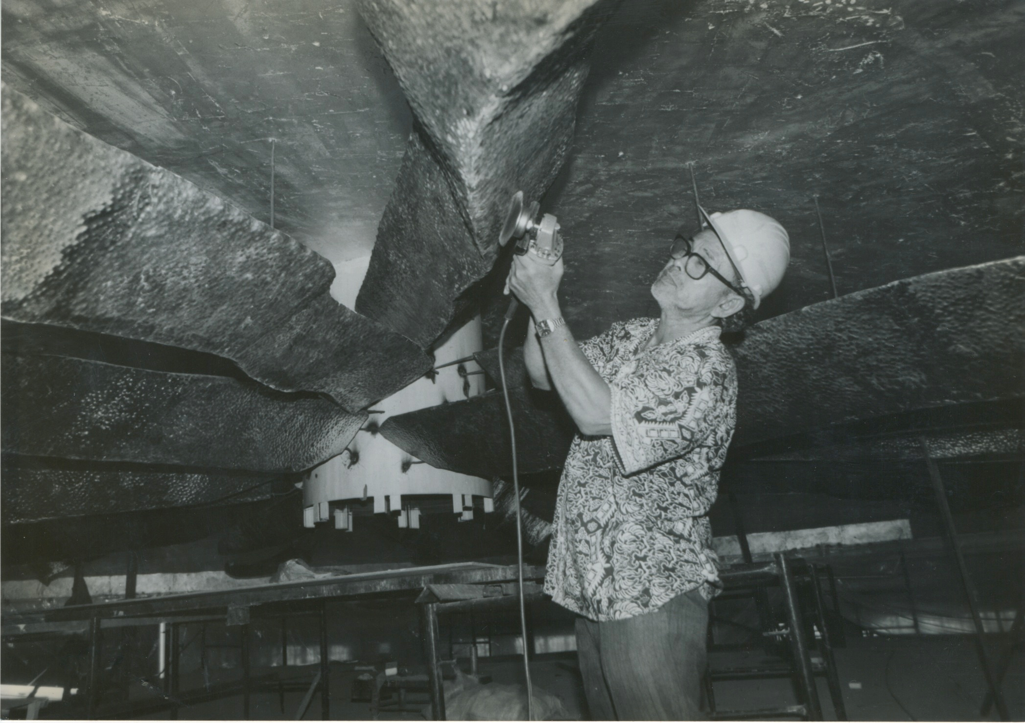 Napoleon Abueva installing Sunburst in 1994