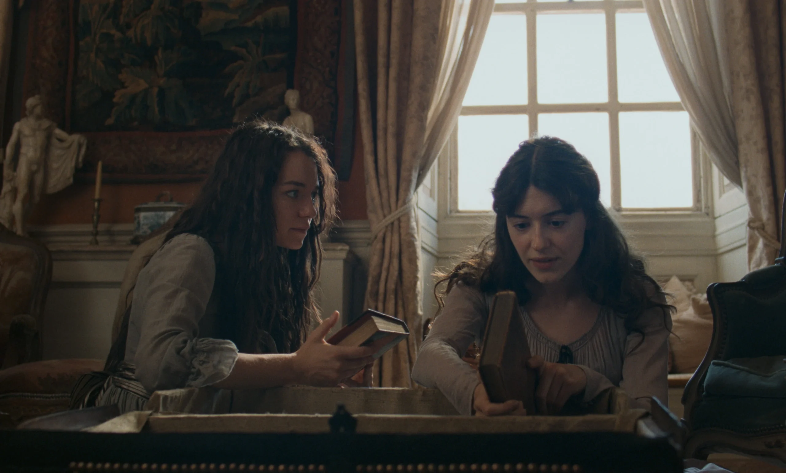 Esmé Creed-Miles as Marianne Dashwood and Daisy Edgar-Jones as Elinor Dashwood