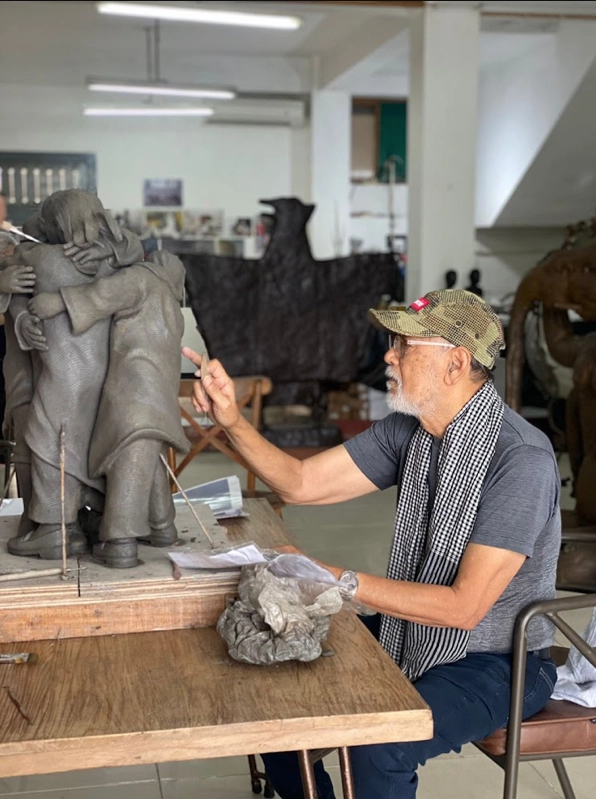 National Artist Benedicto “BenCab” Cabrera at the studio In Honor of Form BenCab
